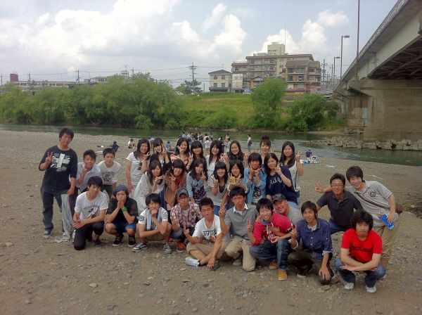 本日の出張は、快晴の京都嵐山にて花園高校　３年６組の皆様のバーベキュー大会のお手伝いに伺わせて頂きました。　
３年６組集合　本当に皆仲良しで楽しそうでした　これから３年生で受験などで大変ですが
このクラスなら全員合格の可能だと思います。
目標に向けてチームで頑張って下さい　応援してます
