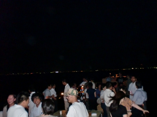 本日の出張は、琵琶湖の船上でのバーベキューパーティーのお手伝いに出張させて頂きました。
総勢40名様
本日の船上バーベキューパーティーは、晴天に恵まれ船から見る琵琶湖の夕日がとても綺麗でした。バーベキューの方は、今回のお客様は、博物館の職員様で夕方の清清しい琵琶湖の風の中で美味しそうに召し上がられていました。やはり琵琶湖の上で食べるバーベキューは、格別というお言葉を頂きました。
今後とも努力してまいりますのでよろしくお願いいたします。
ありがとうございました。