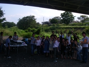本日の出張は、京都の嵐山の川原で会社バーベキューのお手伝いに行かしていただきました。総勢30人活気のある楽しいイベントでした。
またのご利用宜しくお願いいたします。